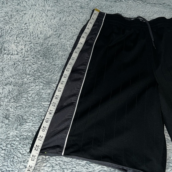 Nike Shorts Size XL - Picture 3 of 12
